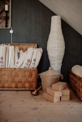 Yogamattor finns, till det kombinerade yoga- och meditationsrummet.