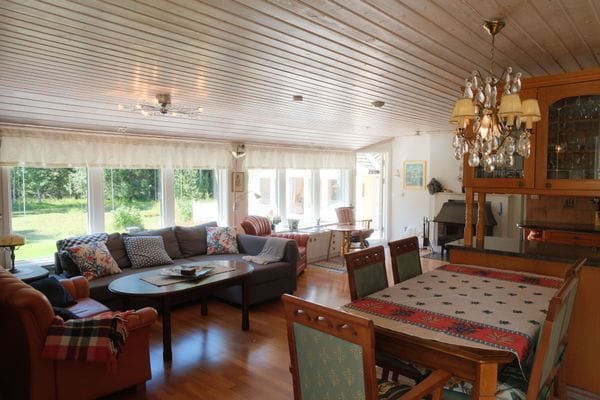 Vardagsrum med bäddsoffa stora huset