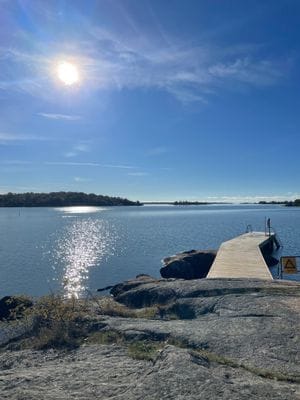 Badplats med utsikt mot Verkö och Polenfärja