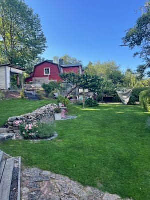 Trädgård utanför stugan