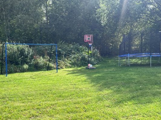 Familjevänligt rymligt hus vid sjö och skog. - Bild 24
