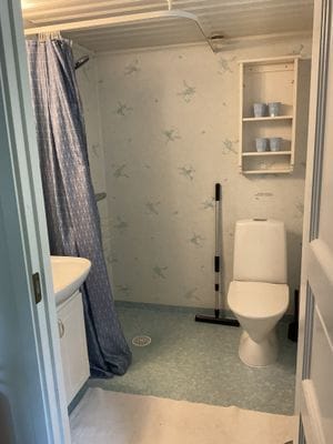 Modern stuga åretrunt boende nära sjö och golfbana - Bild 11