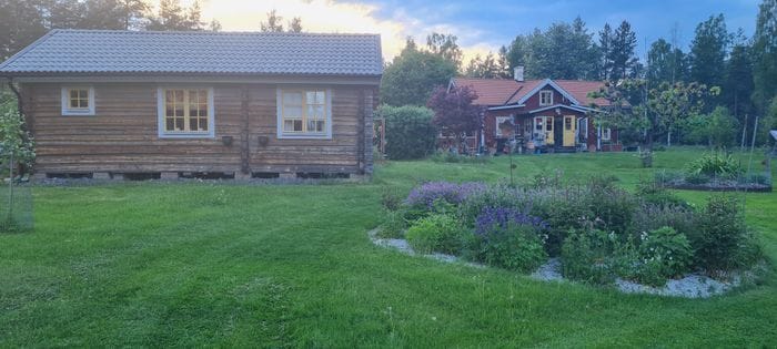 Timmerstugan Lugnet och huset Stormens (som vi bor i)