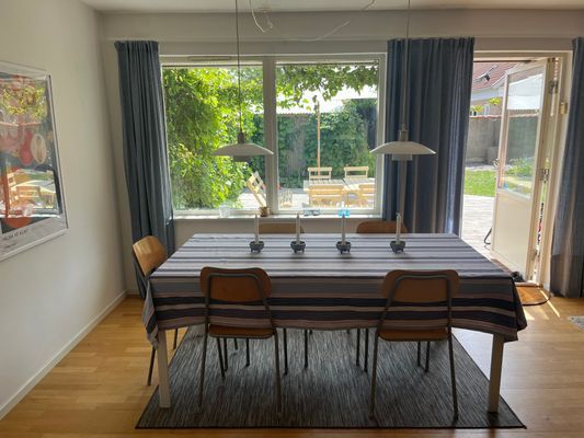 Matbordet är utdragbart, med plats för tio personer.