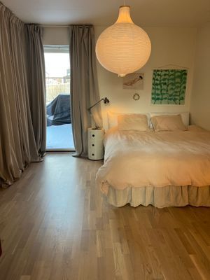 Rymligt sovrum med dubbelsäng. Resesäng för bebis finns vid behov.