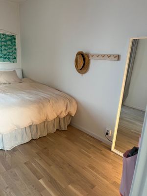 Rymligt sovrum med dubbelsäng och utgång till en av två altaner. .