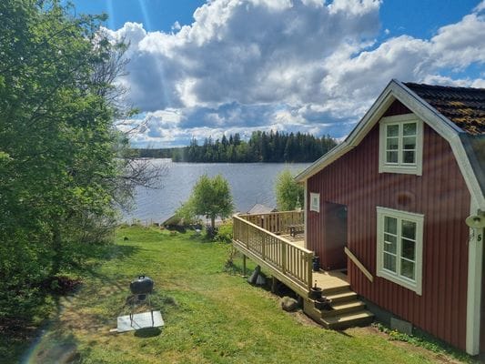 Mysig stuga med sjötomt på småländska höglandet - Bild 9