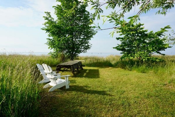 bord och stolar på tomten nere vid stranden som vi delar med varandra