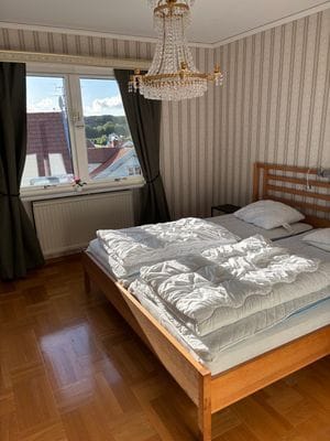 Rymlig övervåning i villa på Orust,Hälleviksstrand - Bild 11