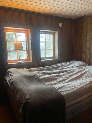 Sovrum på entréplan. 140 cm säng.