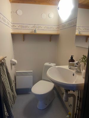 Badrum med WC på entréplan.