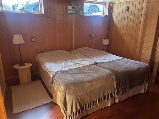 2 st 90 cm sängar på nedre plan.