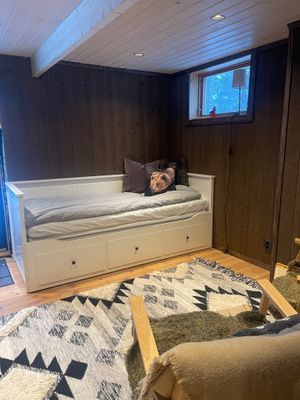 Utdragbar säng på nedere plan. 80+80 cm bred.