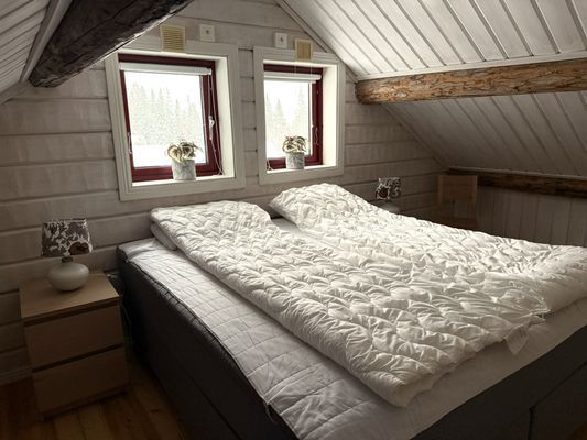 Sovrum uppe - 180 cm ny dubbelsäng