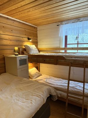 Sovrum nere - Ny 140 cm dubbelsäng och en våningssäng á 80 cm