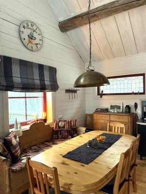 Matplats med fin kökssoffa