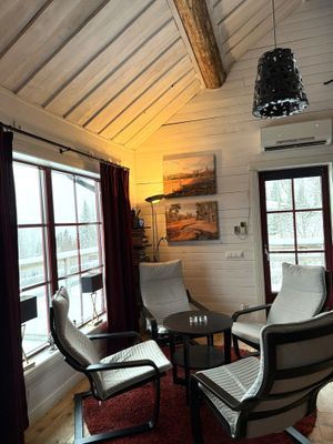 Sittyta i anslutning till både kök och vardagsrum med böcker och spel