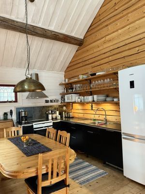 Praktiskt kök med spis/ugn, diskmaskin, micro, kyl/frys och gott om köksredskap