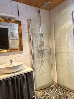 Badrum nere med WC, dusch och bastu. Golvvärme