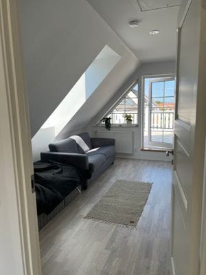 Vardagsrum ovanvåning med bäddsoffa, 140 cm. TV finns.