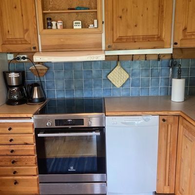 Del av köksutrymme. Kyl och frys till vänster och diskho till vänster