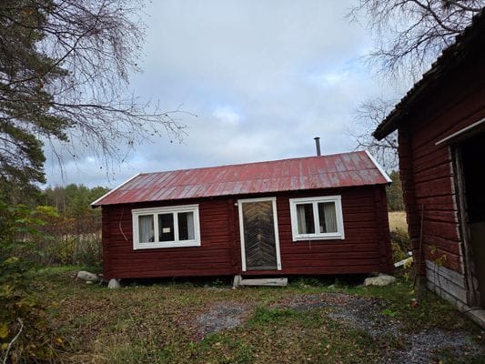 Mysig timmerstuga på gård - Bild 11