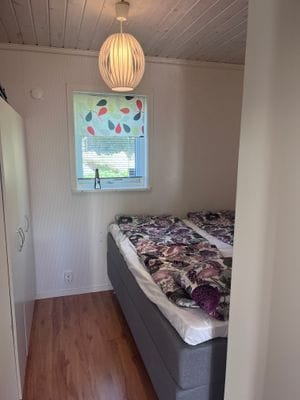 Sovrum med dubbelsäng 160 cm