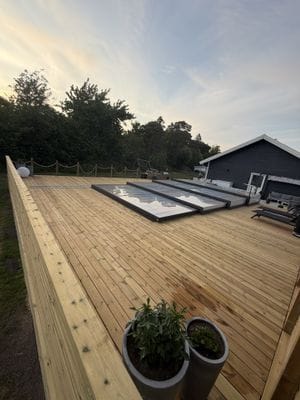 Villa med stor terass med pool och nära till havet - Bild 2