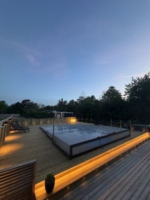 Villa med stor terass med pool och nära till havet