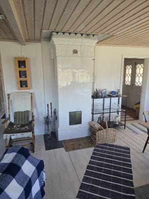Mysigt hus i avskilt läge med utsikt över sjö. - Bild 15