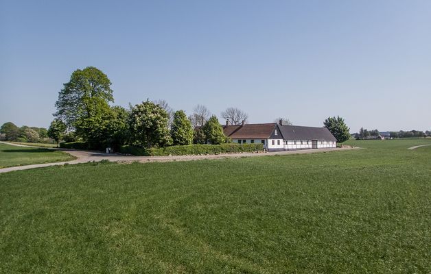 Kringbyggd korsvirkesgård nära havet