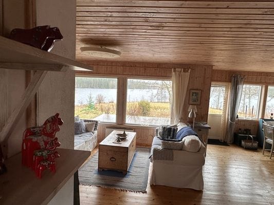 Typical Swedish cottage with stuga overlook a lake - Bild 29