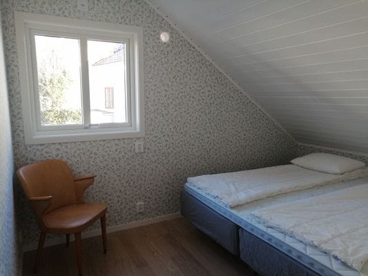 Sovrum 3 på övervåningen med dubbelsäng 180cm