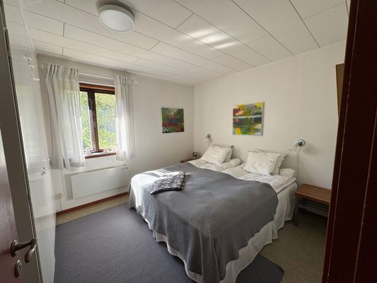 Hemtrevligt hus mitt i skogen nära egen sjö - Bild 9