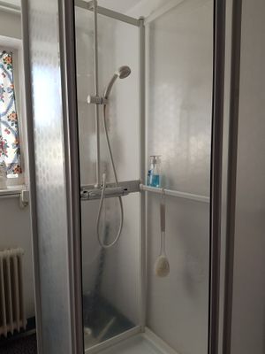 Boende bottenvåning, duschkabin (och tvättmaskin i samma rum)