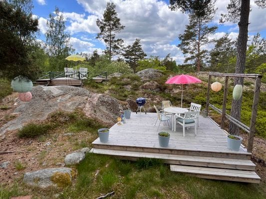 Verandan där grillen står