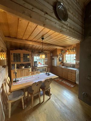 Ett charmigt retrokök med allt du behöver för matlagning – enkelt, mysigt och perfekt för gemensamma måltider.