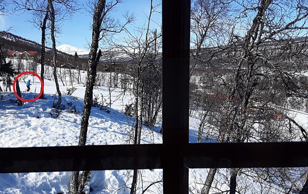 Utsikt över Skarsfjället, Skidåkare & Osthangsliften i ett annat väderstreck