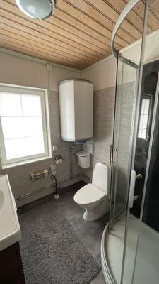 Semesterhus vid sjön med pool och elbåt - Bild 19