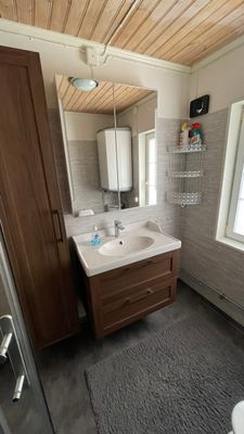 Semesterhus vid sjön med pool och elbåt - Bild 24