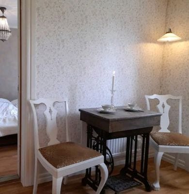 Möblerbar hall, litet bord och två stolar, utanför sovrum 2.