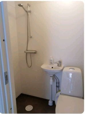 WC och dusch vid sovrum ett.