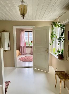 Mysigt hus i kyrkby nära Vänern - Bild 15
