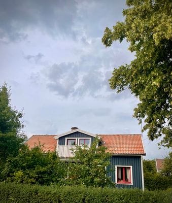 Mysigt hus i kyrkby nära Vänern - Bild 3