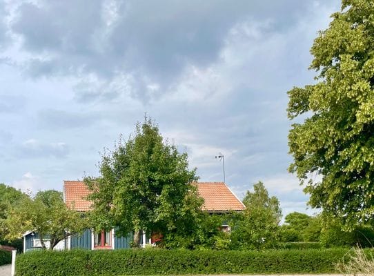 Mysigt hus i kyrkby nära Vänern - Bild 38