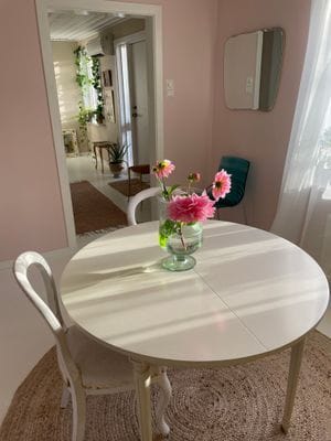 Mysigt hus i kyrkby nära Vänern - Bild 12