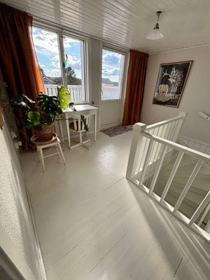 Mysigt hus i kyrkby nära Vänern - Bild 28