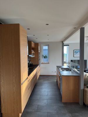 Modernt fullutrustat kök med kyl-frys, varmluftsugn, mikrovågsugn, diskmaskin, espresso- och kaffebryggare m.m.