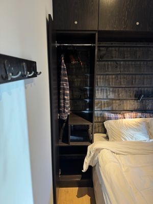 Platsbyggd förvaring för gästers kläder.