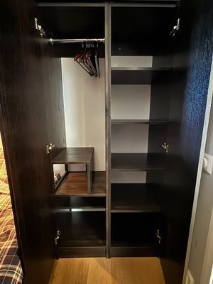 Rikligt med förvaring för gästers kläder och tillhörigheter.